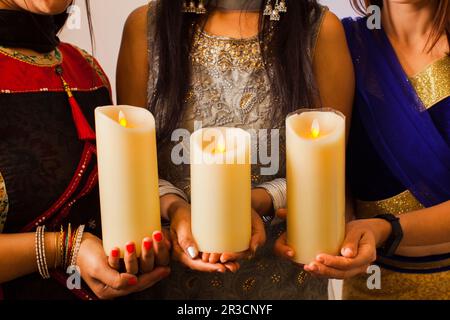 Diffondere le tradizionali luci di Diwali per superare le tenebre Foto Stock