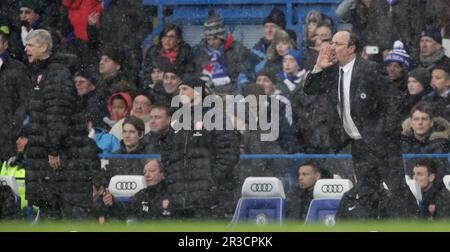 Arsenal's Manager, Arsene Wenger e Rafael Benitez, direttore di Chelsea, grida dalla linea di contatto. Chelsea Beat Arsenal 2:1Chelsea 20/01/13 Chelsea V Ars Foto Stock