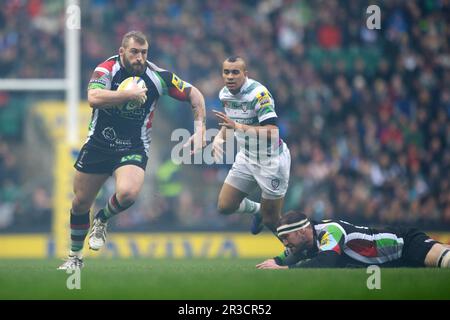 Joe Marler di Harlequins carica a monte durante la partita Aviva Premiership tra Harlequins e Londra irlandese a Twickenham il sabato 29th dicembre Foto Stock