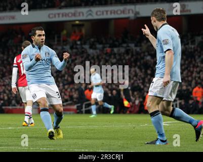 James Milner di Manchester City festeggia l'apertura del gol con Carlos Tevez Man City di Manchester, vincendo 1:0Arsenal 13/01/13 Arsena Foto Stock