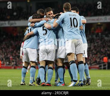 James Milner di Manchester City festeggia l'apertura del gol con i suoi compagni di squadra. Man City vince 1:0 contro ArsenalArsenal 13/01/13 Arsen Foto Stock