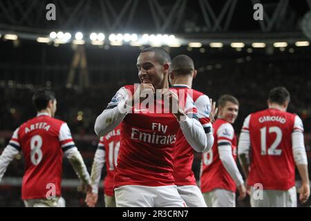 Theo Walcott dell'Arsenal celebra il suo settimo gol con i suoi compagni di squadra Arsenal's Kieran Gibbs per dare loro un vantaggio di 7:3 su NewcastleArse Foto Stock