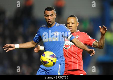 Ashley Cole di Chelsea si batte con Nathaniel Clyne di Southampton durante la partita della Barclays Premier League tra Chelsea e Southampton a Stamfor Foto Stock