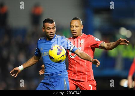 Ashley Cole di Chelsea si batte con Nathaniel Clyne di Southampton durante la partita della Barclays Premier League tra Chelsea e Southampton a Stamfor Foto Stock