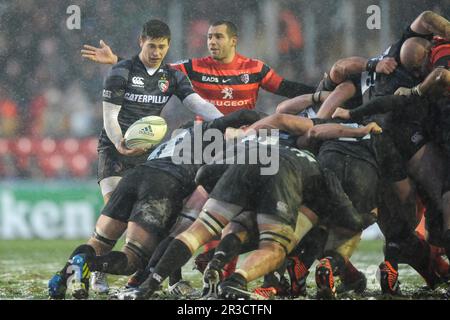 Ben Youngs di Leicester Tigers e Jean-Marc Doussain di Stade Toulousain durante la partita di Heineken Cup 6th tra Leicester Tigers e Stade T. Foto Stock