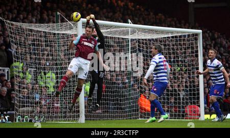 Kevin Nolan del prosciutto ad ovest Unito e Julio Cesar del parco di Queens RangersWest Ham Unito 2012/13 prosciutto ad ovest Unito V Queens Park Rangers 19/01/13 i premi Foto Stock