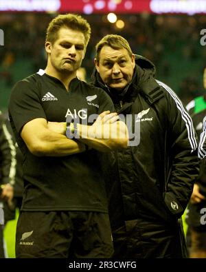 Steve Hansen, vettura della Nuova Zelanda e Richie McCaw della Nuova Zelanda osservano deiettato dopo durante il fiammifero internazionale di autunno di QBE fra l'Inghilterra ed il nuovo Foto Stock