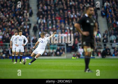 Owen Farrell of England prende un calcio di punizione durante la partita internazionale d'autunno QBE tra Inghilterra e Nuova Zelanda a Twickenham il sabato 01 De Foto Stock