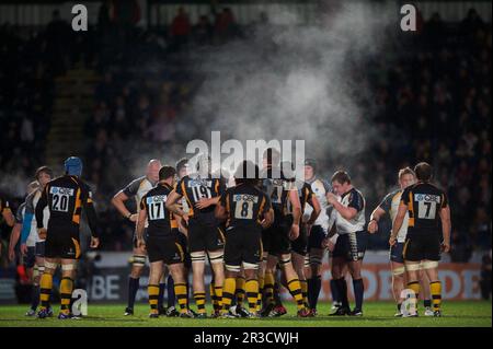 I giocatori dei London Wasps si arresteranno durante la partita di secondo turno della LV= Cup tra i London Wasps e i Worcester Warriors all'Adams Park domenica 18th nove Foto Stock