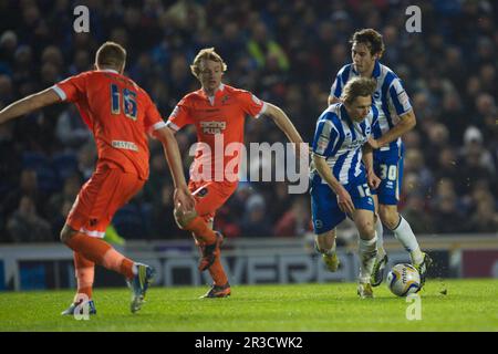 Will Buckley di Brighton & Hove Albion (a destra) corre nel compagno di squadra Craig Mackail-Smith, strappando un potenziale attacco durante il campionato nPower Foto Stock