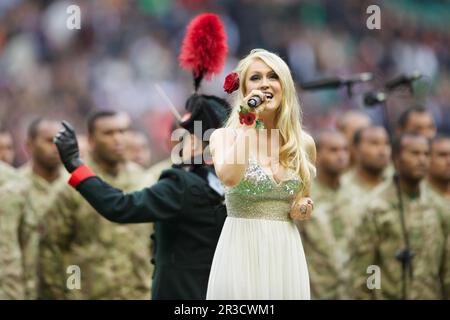 Camilla Kerslake canta gli inni nazionali davanti al QBE International tra Inghilterra e Figi a Twickenham sabato 10th novembre 2012, Credit Foto Stock