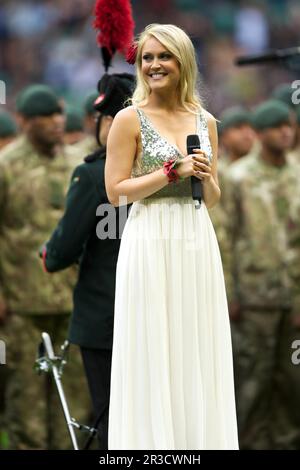 Camilla Kerslake canta gli inni nazionali davanti al QBE International tra Inghilterra e Figi a Twickenham sabato 10th novembre 2012, Credit Foto Stock