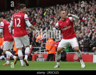 Lukas Podolski dell'Arsenal festeggia dopo aver segnato per dare loro un vantaggio di 2:1. Arsenal Beat Spurs 5:2Arsenal 17/11/12 Arsenal V Tottenham Hotspurs 17/11/1 Foto Stock