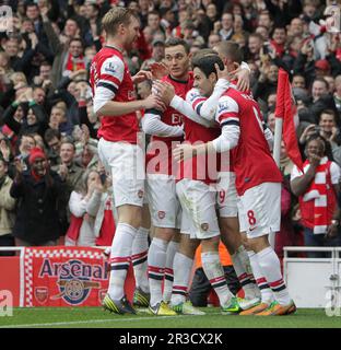 La squadra dell'Arsenal festeggia con l'Arsenals Lukas Podolski. Arsenal lead 2:1Arsenal 17/11/12 Arsenal V Tottenham Hotspurs 17/11/12 la Premier League Foto: Foto Stock