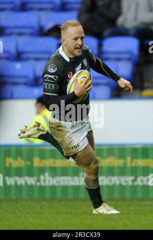 Shane Geraghty of London Irish corre in una prova durante la partita di Aviva Premiership tra London Irish e Saracens al Madejski Stadium il sabato Foto Stock