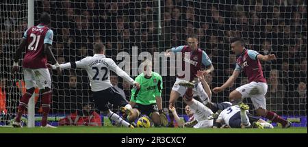 Gylfi Sigurdsson di Tottenham Hotspur segna il secondo gol dei suoi lati. Spurs Beat West Ham 3:2West:00 Ham United 25/02/13 West Ham United V Tottenham Hotspur Foto Stock