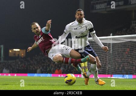 Joe Cole di West Ham United batte con Mousa Dembele di Tottenham Hotspur, Spurs batte West Ham 3:2West:25 Ham United/02/13 West Ham United V Tottenham Foto Stock