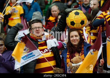 BRADFORD CITY FANSBRADFORD CITY V SWANSEA CITY BRADFORD CITY V SWANSEA CITY CAPITAL ONE FOOTBALL LEAGUE CUP FINAL 2013 WEMBLEY STADIUM, LONDRA, ENGLAN Foto Stock