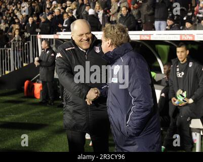 Martin Jol, direttore di Fulham e Harry Rednapp, direttore dei Queens Park Rangers, stringono le mani prima del gioco. Il tempo di metà Fulham sta battendo QPR 3:1Fulham 0 Foto Stock