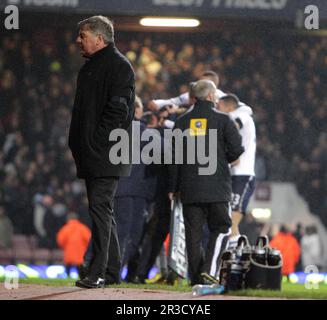 Sam Allardyce, manager di West Ham United, si allontana in disgusto mentre Spurs prende il comando. Gli speroni battono il prosciutto ad ovest 3:2West:00 prosciutto Unito 25/02/13 prosciutto ad ovest Unito Foto Stock