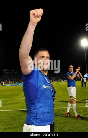 Jamie Heaslip di Leinster festeggia con i fan dopo aver vinto la finale della Amlin Challenge Cup tra Leinster Rugby e Stade Francais all'RDS Arena, Foto Stock