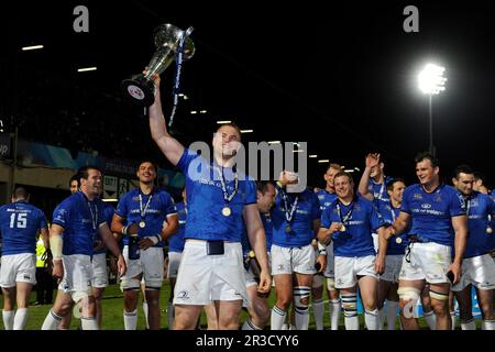 Jamie Heaslip di Leinster tiene il trofeo aloft dopo aver vinto la finale della Amlin Challenge Cup tra Leinster Rugby e Stade Francais al RDS Aren Foto Stock