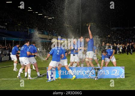 Leinster festeggia la vittoria alla finale della Amlin Challenge Cup tra Leinster Rugby e Stade Francais all'RDS Arena di Dublino venerdì 17th maggio 2013 (P Foto Stock