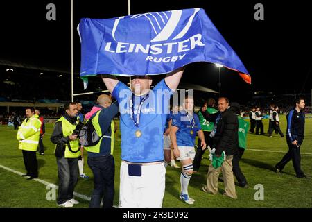 Jamie Heaslip di Leinster afferra la bandiera di un fan dopo la finale della Amlin Challenge Cup tra Leinster Rugby e Stade Francais alla RDS Arena, Dublino ON Foto Stock