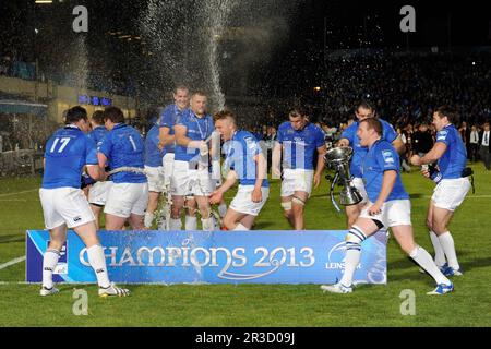 Leinster festeggia la vittoria alla finale della Amlin Challenge Cup tra Leinster Rugby e Stade Francais all'RDS Arena di Dublino venerdì 17th maggio 2013, C. Foto Stock