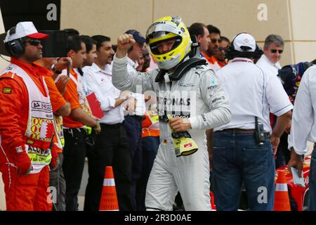 Nico Rosberg (GER) Mercedes AMG F1 celebra la sua pole position nel parc ferme.20.04.2013. Campionato del mondo di Formula 1, Rd 4, Gran Premio del Bahrain, Sakh Foto Stock