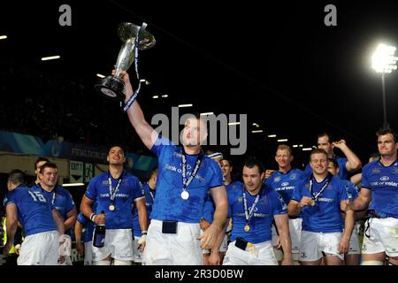 Jamie Heaslip di Leinster tiene il trofeo aloft dopo aver vinto la finale della Amlin Challenge Cup tra Leinster Rugby e Stade Francais al RDS Aren Foto Stock