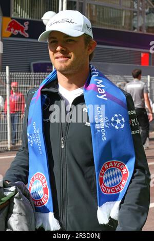 Nico Rosberg (GER) Mercedes AMG F1 indossa una sciarpa Bayern Munich in vista della finale di Champions' League di questa sera a Wembley, Londra.25.05.2013. Formul Foto Stock