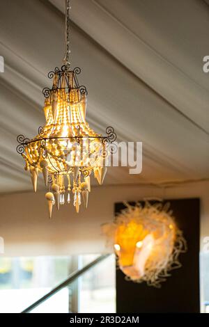 Lampadario sospeso come decor interno alla cena di gala aziendale Foto Stock