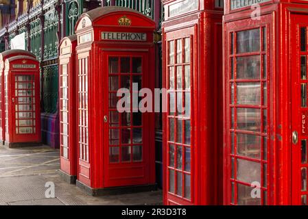 Una fila di iconiche cabine telefoniche rosse britanniche al mercato della carne Smithfield a Londra Foto Stock