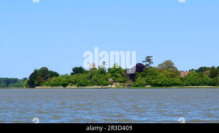 Snape Maltings, Suffolk, UK - 23 Maggio 2023 : gita in barca a Tilly anche sul fiume Alde. Iken chiesa sulla scogliera Iken in lontananza. Foto Stock