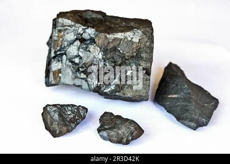 Primo piano del manganese ore su sfondo bianco Foto Stock