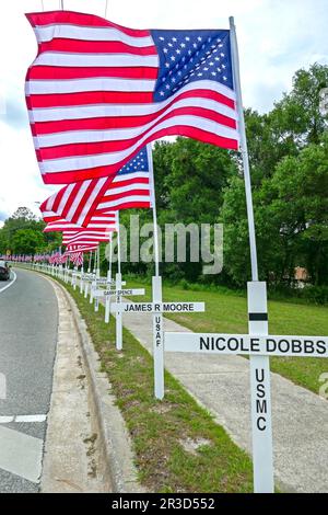 Bandiere e croci americane celebrano la memoria di coloro che hanno servito nell'esercito americano durante l'osservanza del Memorial Day in tutta l'America. Foto Stock