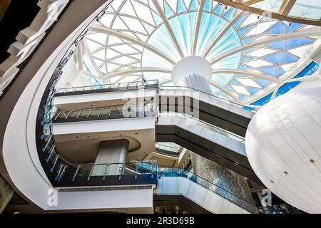 Interno del tetto della cupola di vetro del centro commerciale Foto Stock