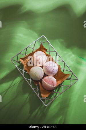 Tempo di benessere con set di bombe da bagno biologiche Foto Stock