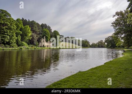 Vigneto e rovina vecchia sulle rive del lago Painshill Park a Cobham Surrey Foto Stock