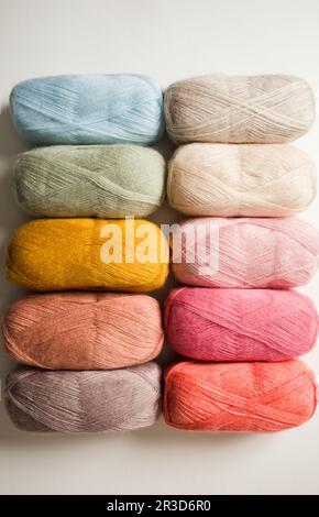 Il set di filettature per la lavorazione a maglia in colori pastello Foto Stock