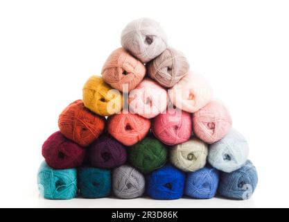 I fili di cotone multicolore sono piegati nella forma di biramide Foto Stock