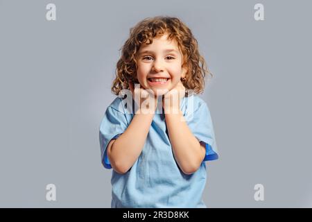 La graziosa bambina esprime un'emozione di gioia Foto Stock