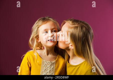 Madre e figlia in studio, momenti felici Foto Stock