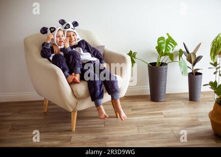 I ragazzi in eleganti pigiami hanno una mattina meravigliosa Foto Stock