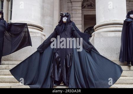 Londra, Inghilterra, Regno Unito. 23rd maggio, 2023. Extinction ribellion 'petrolio affettuosi' Troupe indossare costumi neri palcoscenico una protesta sui passi del Royal Exchange al di fuori della Banca d'Inghilterra, chiedendo la fine del finanziamento dei combustibili fossili. (Credit Image: © Vuk Valcic/ZUMA Press Wire) SOLO PER USO EDITORIALE! Non per USO commerciale! Foto Stock