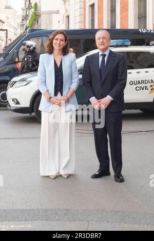 Madrid, Spagna. 23rd maggio, 2023. Il presidente di Madrid Isabel Diaz Ayuso e il presidente del Real Madrid Florentino Perez si presentano alla reception della squadra di basket del Real Madrid dopo aver vinto la Turkish Airlines Eurolega a Madrid. La squadra di pallacanestro del Real Madrid ha sconfitto la squadra greca Olympiacos B.C. nella Turkish Airlines Eurolega domenica. Credit: SOPA Images Limited/Alamy Live News Foto Stock