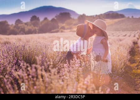 Amore oltre l'età, un momento prima di baciare Foto Stock