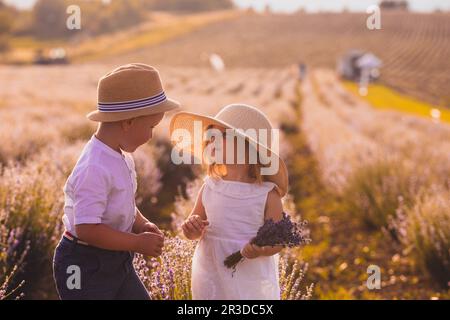 Amore oltre l'età, un momento prima di baciare Foto Stock