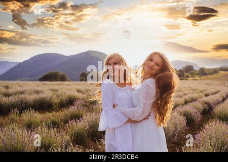 Amicizia duratura e forte tra due donne Foto Stock